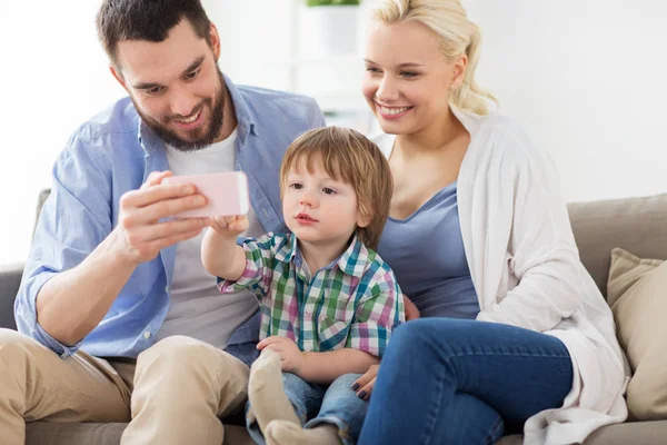 Evde akıllı telefonu olan mutlu bir aile. — Stok fotoğraf