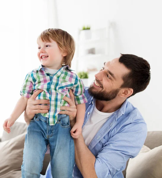 Evde küçük oğluyla mutlu baba — Stok fotoğraf