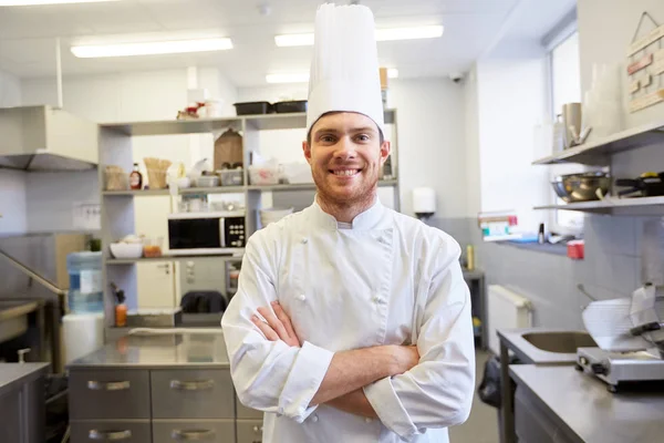 Cocinero hombre feliz en la cocina del restaurante —  Fotos de Stock