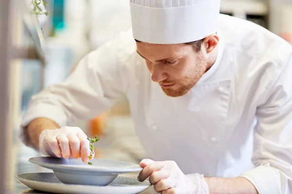 Glücklicher männlicher Koch kocht Essen in Restaurantküche — Stockfoto