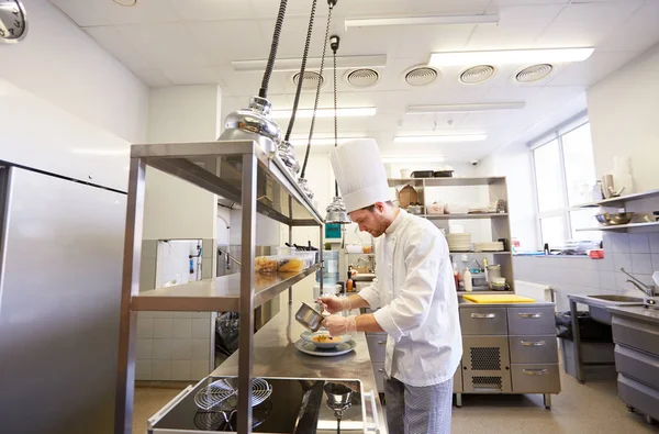 Glücklicher männlicher Koch kocht Essen in Restaurantküche — Stockfoto