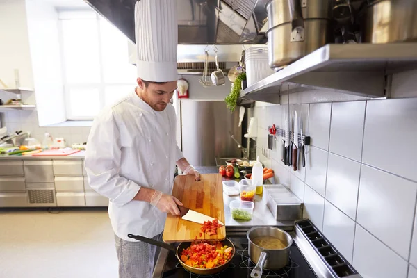 Mannelijke chef-kok koken eten bij restaurant keuken — Stockfoto