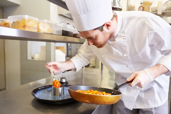 Glücklicher männlicher Koch kocht Essen in Restaurantküche — Stockfoto