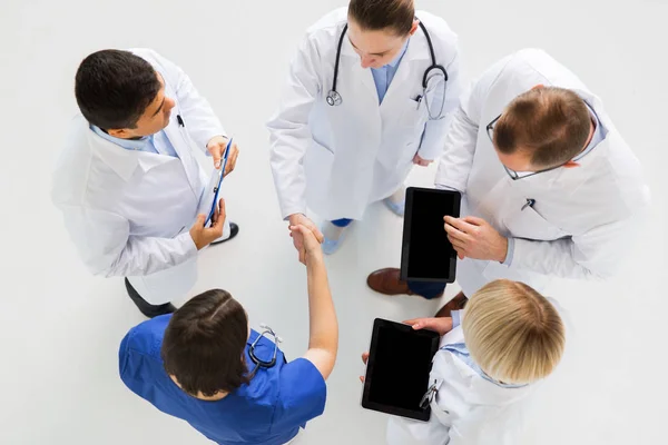Doktorlar hastanede karşılıklı yapıyor tablet pc ile — Stok fotoğraf
