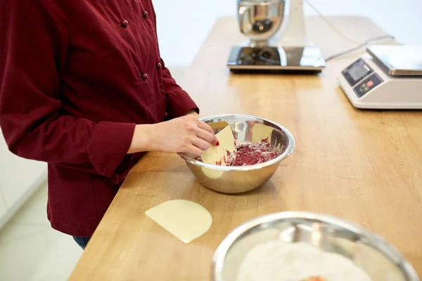 Σεφ κάνει macaron κτύπημα στην κουζίνα — Φωτογραφία Αρχείου