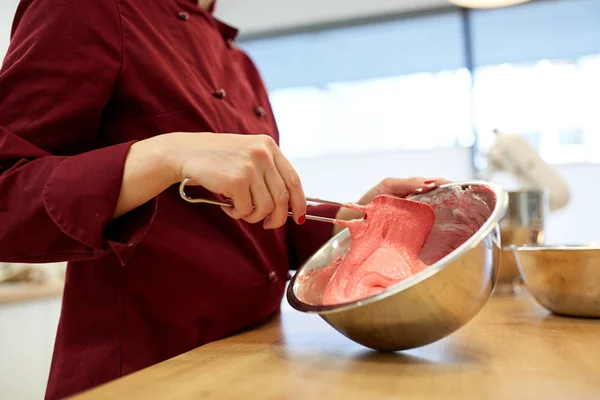 Chef che fa pastella di macaron in pasticceria — Foto Stock