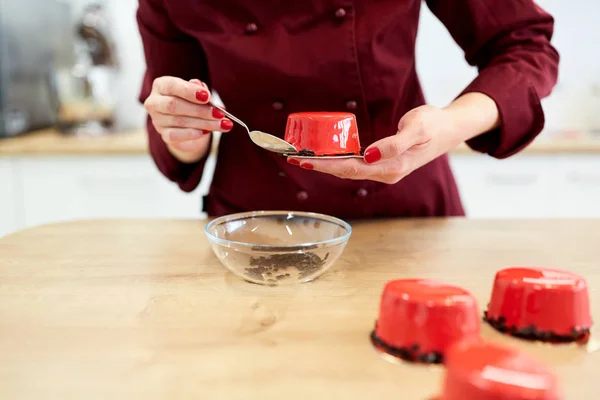 Chef decoración espejo esmalte pasteles en la pastelería —  Fotos de Stock