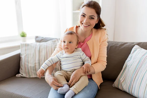 Boldog fiatal anya kisbabával otthon — Stock Fotó