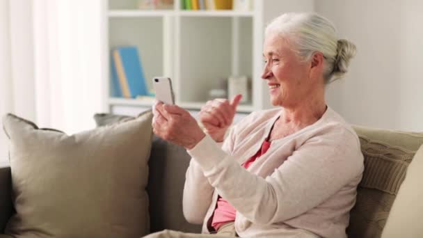 Oude vrouw met smartphone met video chat — Stockvideo