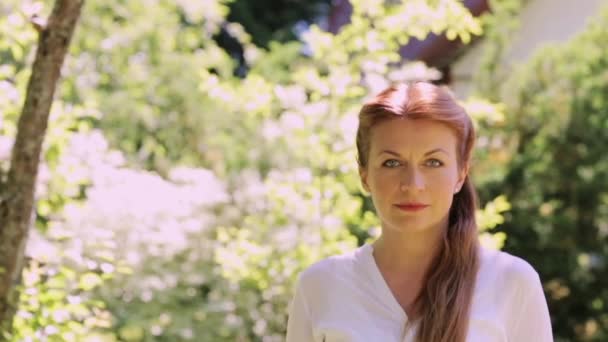 Mutlu gülümseyen kadın Kızıl saçlı açık havada portresi — Stok video