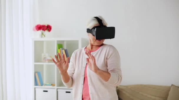 Anciana en auriculares de realidad virtual o gafas 3d — Vídeo de stock