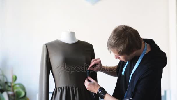 Diseñador de moda con maniquí haciendo vestido en el estudio — Vídeos de Stock
