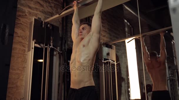 Hombre haciendo ejercicio abdominal de barra abdominales en el gimnasio — Vídeos de Stock