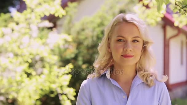 Retrato de mulher sorridente feliz no jardim de verão — Vídeo de Stock