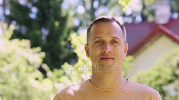 Portrét šťastný usmívající se muž venku — Stock video