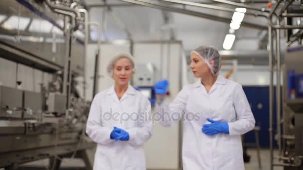 Mujeres tecnólogos en la fábrica de helados — Vídeos de Stock