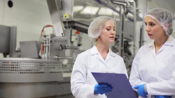 Mujeres tecnólogos en la fábrica de helados — Vídeo de stock