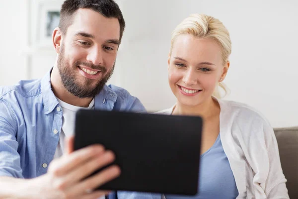 Ler lyckligt par tablet PC hemma — Stockfoto