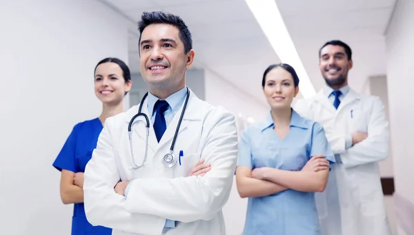 Skupina happy zdravotníci a lékaři v nemocnici — Stock fotografie
