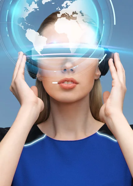 Kobieta w 3d okulary wirtualnej rzeczywistości z ziemi — Zdjęcie stockowe