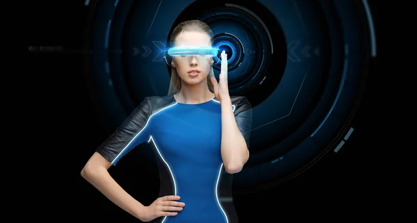 Mujer en realidad virtual gafas 3D con holograma —  Fotos de Stock