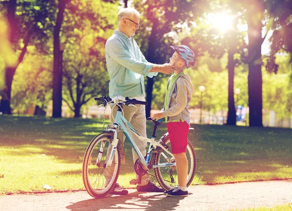 Großvater und Junge mit Fahrrad im Sommerpark — Stockfoto