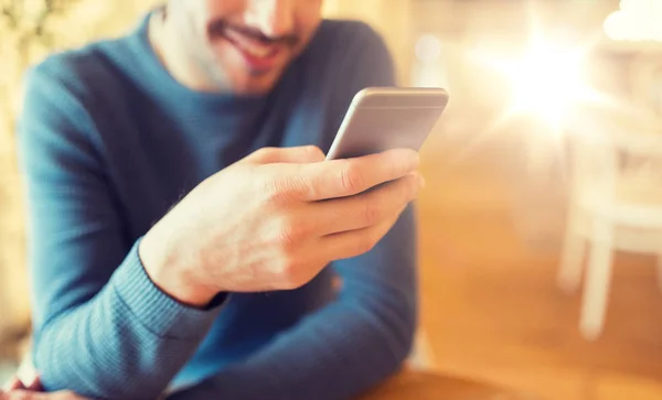 Gros plan de l'homme avec des smartphones au café — Photo