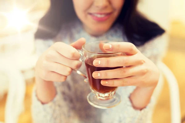 Szczęśliwa młoda kobieta picia herbaty w kawiarni z bliska — Zdjęcie stockowe