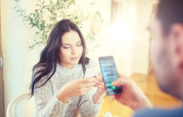 Casal com smartphones no café — Fotografia de Stock