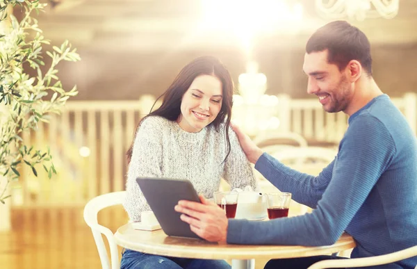 Ευτυχισμένο ζευγάρι με το tablet pc σας πίνοντας τσάι στο café — Φωτογραφία Αρχείου