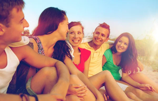 Lachende vrienden in zonnebril op zomer strand — Stockfoto