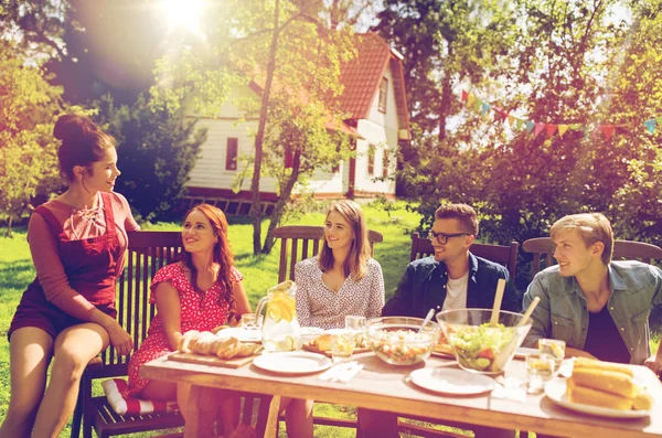 Amici felici che cenano alla festa estiva in giardino — Foto Stock