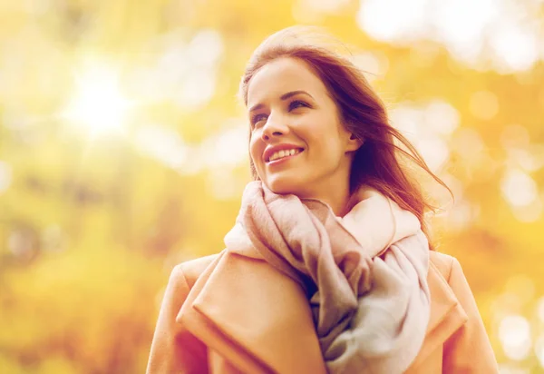 快乐年轻漂亮的女人微笑在秋天的公园 — 图库照片