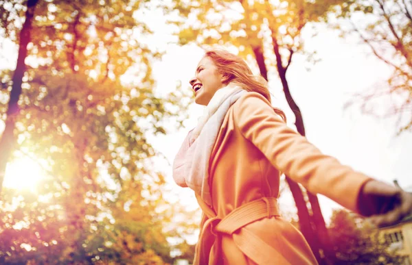 Hermosa mujer joven feliz caminando en el parque de otoño — Foto de Stock