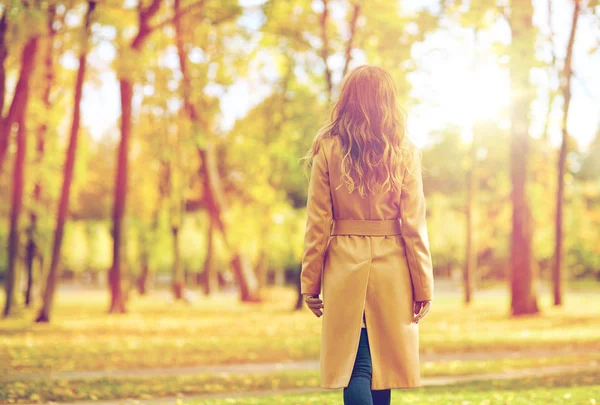 Piękna młoda kobieta spacery w jesiennym parku — Zdjęcie stockowe