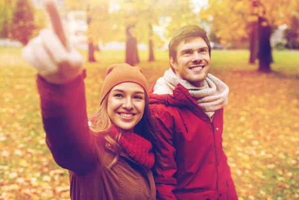 Glückliches junges Paar spaziert im Herbstpark — Stockfoto