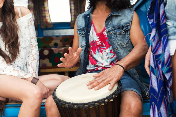 Primo piano di amici hippie che suonano il tamburo tom-tom — Foto Stock