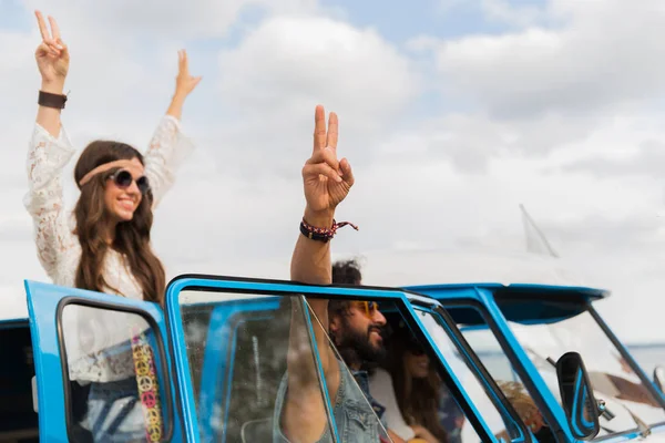 Hippie-Freunde an Minivan zeigen Friedenszeichen — Stockfoto