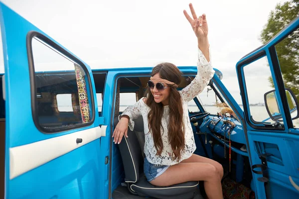 Happy hippie žena ukazuje míru v auto minivan — Stock fotografie