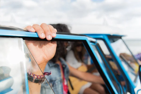 Primo piano di amici hippie a minivan auto — Foto Stock