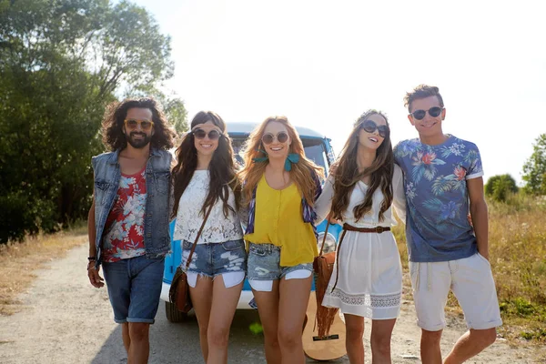 Smiling happy young hippie friends and minivan car — Stock Photo, Image