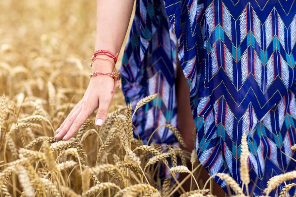 Primo piano di giovane donna hippie sul campo di cereali — Foto Stock