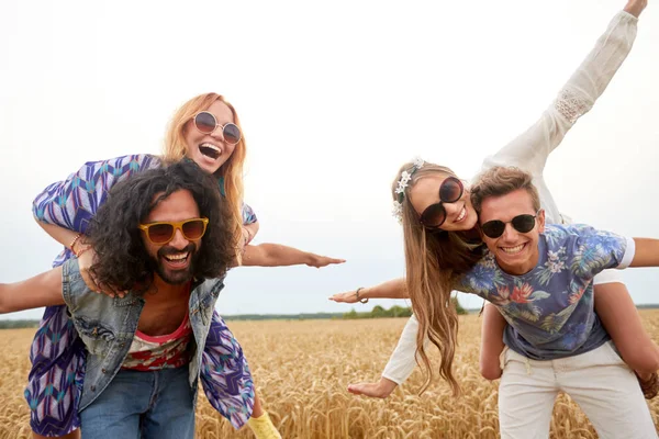 Happy hippie friends having fun on cereal field — Stock Photo, Image