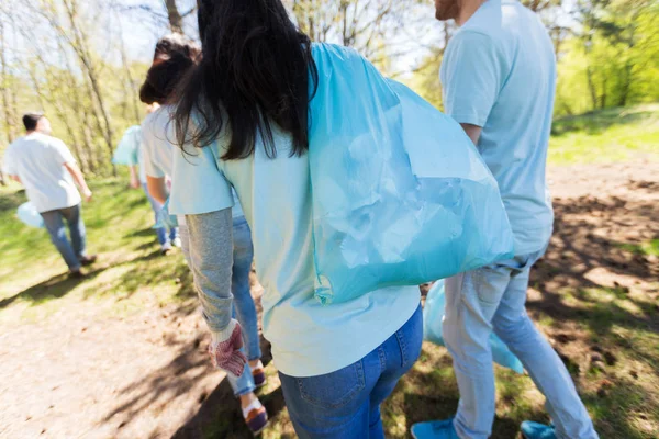 Grupo de voluntarios con bolsas de basura en el parque —  Fotos de Stock