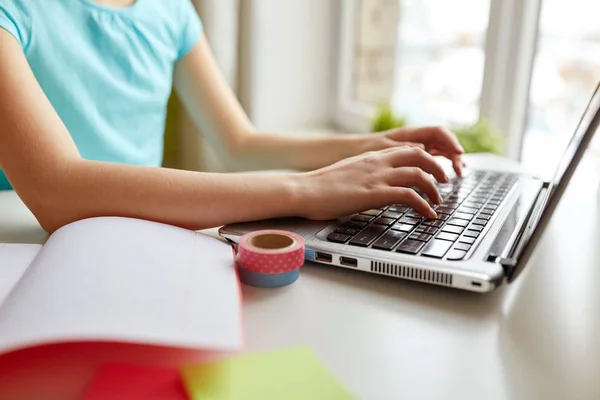 Menina digitando no laptop em casa — Fotografia de Stock