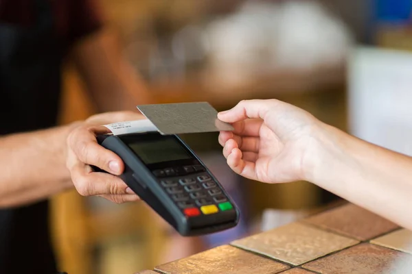 Hands with payment terminal and credit card — Stock Photo, Image