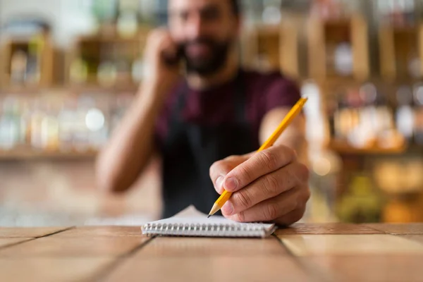 Camarero con cuaderno y lápiz en el bar —  Fotos de Stock