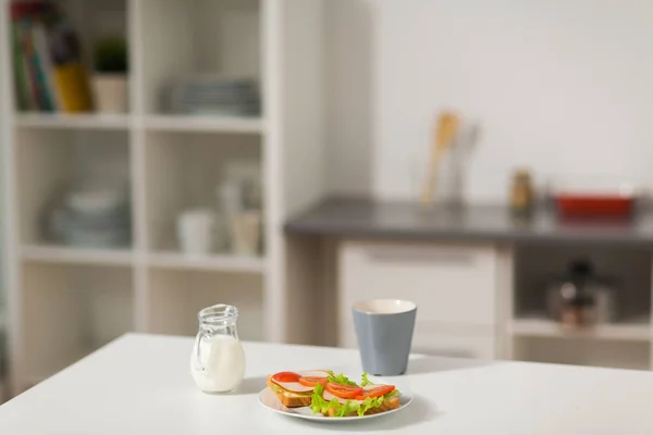 Bocadillos con café y crema en la cocina casera —  Fotos de Stock