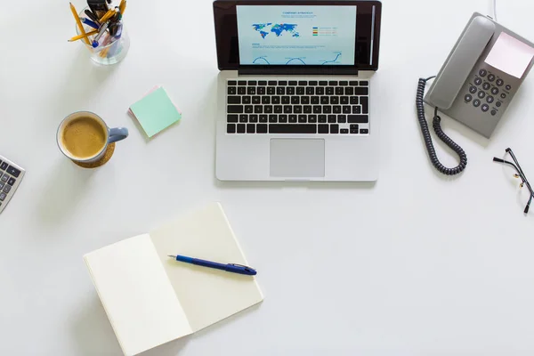 Notebook, telefon a další kancelářské vybavení na stůl — Stock fotografie