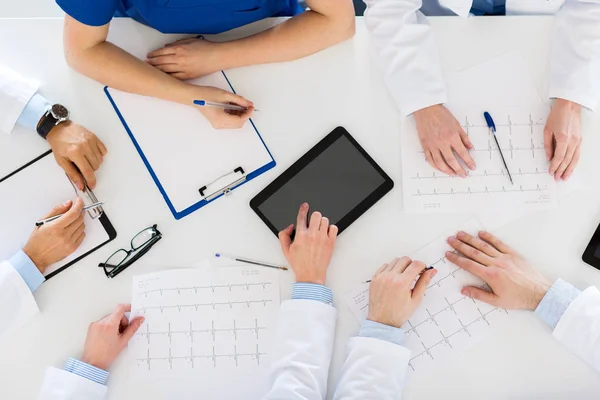 Medici con cardiogrammi e tablet pc in ospedale — Foto Stock